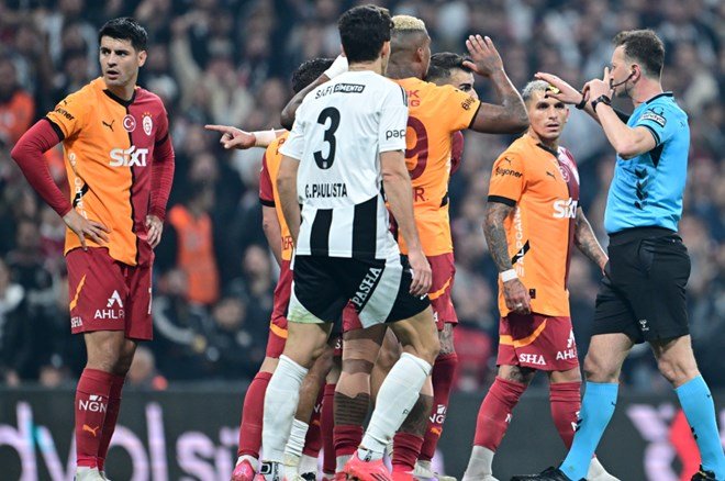 06d71cbc5b7d428c8af3535d51a3485b Trio'da derbideki kırmızı kartlar için flaş çıkış: "Asla kabul etmiyorum, işgüzarlık yaptı" - 8. Foto