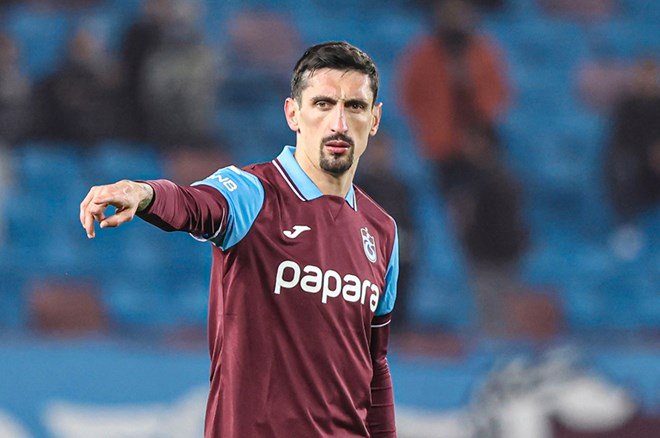 0d15a030ba6b4adfa3aadca1dd33b8cc-1 Trabzonspor'da stoper belirsizliği: Fatih Tekke çözüm arıyor - 4. Foto