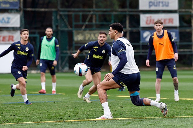 1af3e9f418b6469e9bbf84a4e21a9854 Edin Dzeko maskeyle antrenmanda - 2. Foto