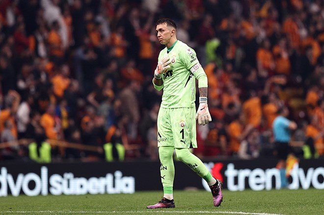 1e1bbc671580433c8022c94dcdbc1be4-11 Galatasaray'da ayrılık yaklaşıyor: Eşyalarını ülkesine gönderdi  - 3. Foto