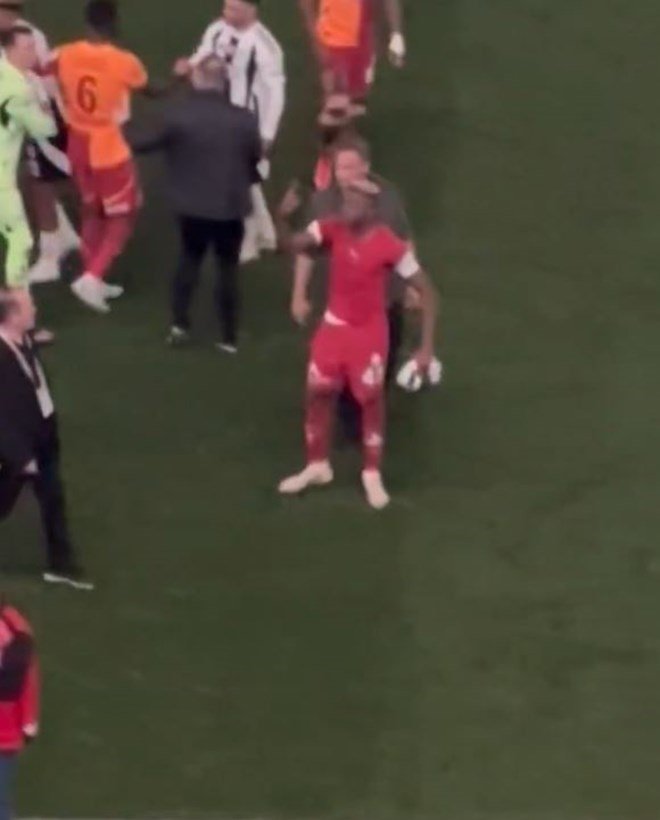 4f52006a6bbe4a0d90f6c37711a87360 Osimhen'den Beşiktaş taraftarına olay hareket: Abdülkerim Bardakcı polise şikayet etti - 2. Foto