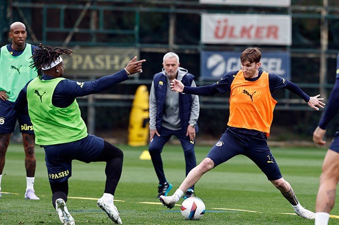 55086a86108f4986b107f90bb86da71c Edin Dzeko maskeyle antrenmanda - 3. Foto