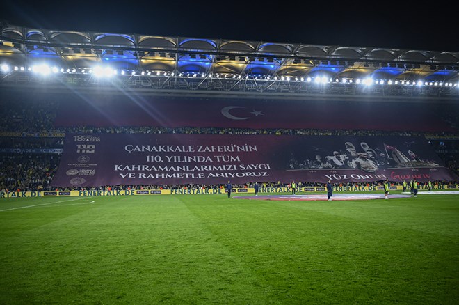 Fenerbahçe taraftarından Çanakkale Zaferi için dev pankart  - 2. Foto