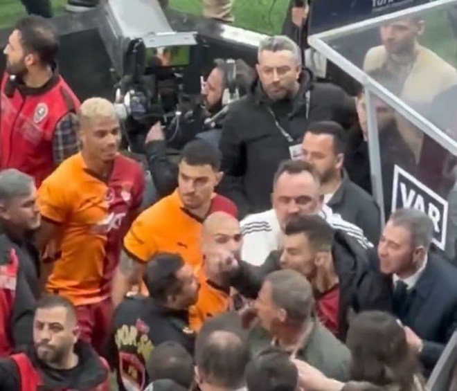 5e992c51473948e38c1d45236abc25f5 Osimhen'den Beşiktaş taraftarına olay hareket: Abdülkerim Bardakcı polise şikayet etti - 5. Foto