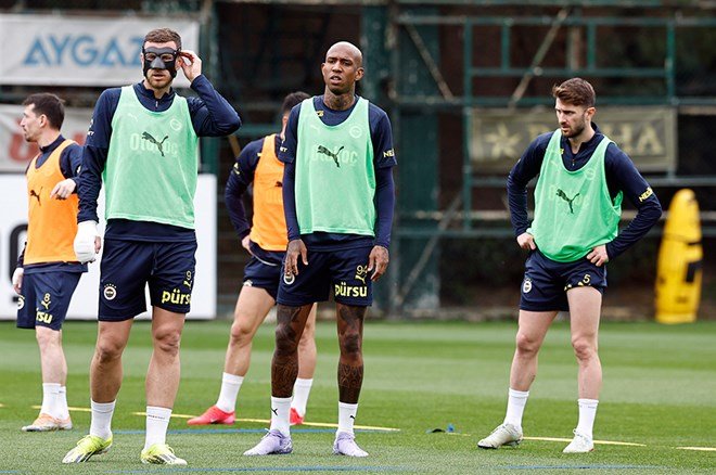 6622bc0121ac42d5b1efe2afdba741ee-1 Edin Dzeko maskeyle antrenmanda - 4. Foto