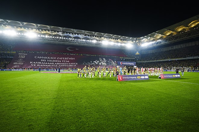 Fenerbahçe taraftarından Çanakkale Zaferi için dev pankart  - 4. Foto