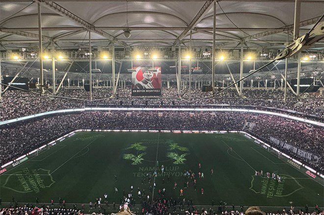 74ebc9940689410786fe75ec40397385-1 Derbinin bitiş düdüğüyle birlikte Beşiktaş'tan olay hareket: Sahaya yansıtıldı - 3. Foto