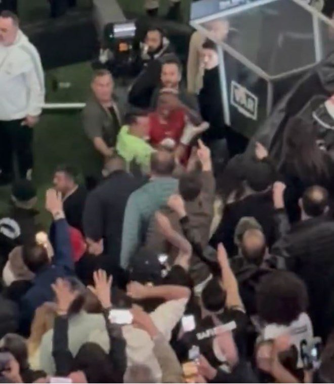 77814d52b1434e4488bc5c9e76984833 Osimhen'den Beşiktaş taraftarına olay hareket: Abdülkerim Bardakcı polise şikayet etti - 3. Foto