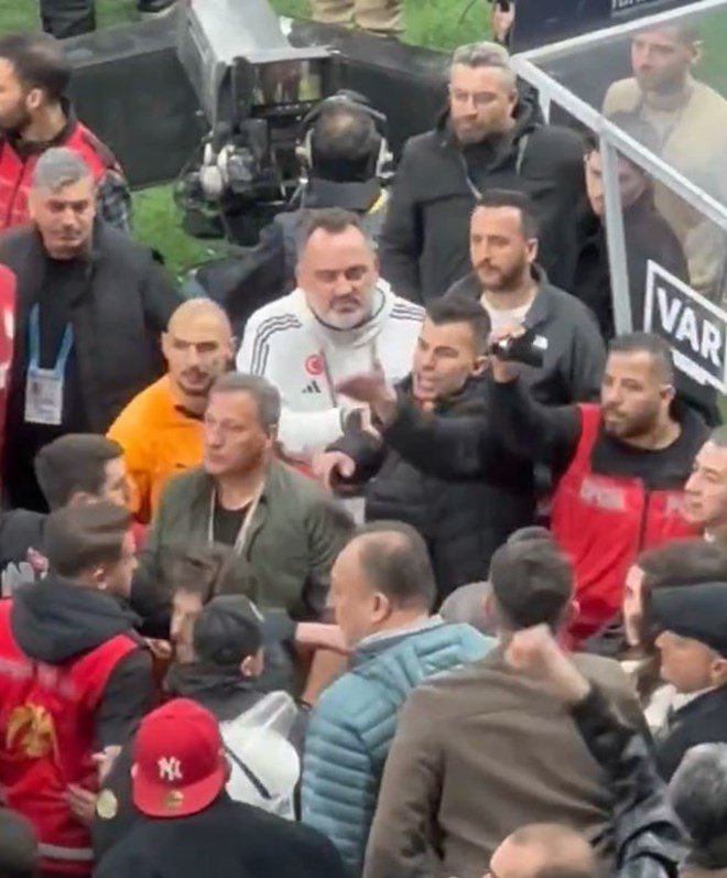 7ce243abf0d04a1ab46aa78c45ac28ae Osimhen'den Beşiktaş taraftarına olay hareket: Abdülkerim Bardakcı polise şikayet etti - 4. Foto