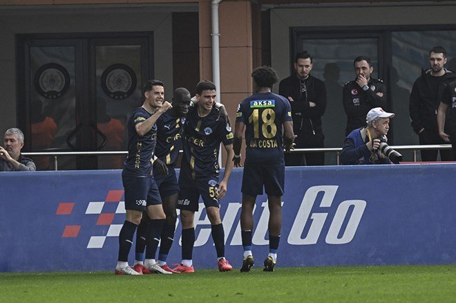 8d470fe3ac19460ebcb164eac21f70c3-8 Süper Lig'in şampiyonunu açıkladılar: Derbi sonrası tahminler güncellendi - 17. Foto