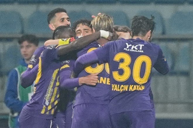 999021b5c87f4f80ae22bd042e5f7df9 Süper Lig'in şampiyonunu açıkladılar: Derbi sonrası tahminler güncellendi - 18. Foto