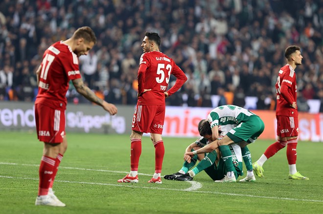 Konyaspor - Beşiktaş maçındaki kırmızı kartlara Trio yorumu  - 12. Foto