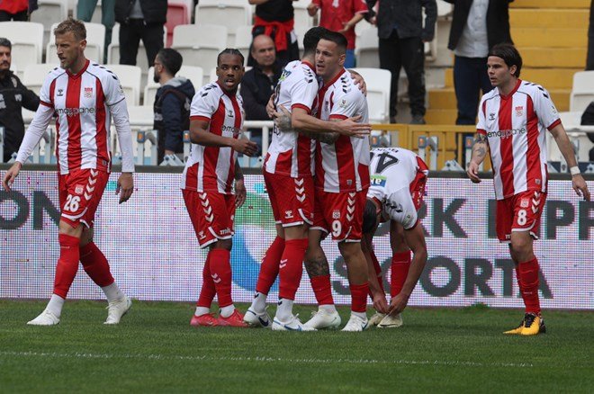 b420dd6131144972a57786426623c5cb-1 Süper Lig'in şampiyonunu açıkladılar: Derbi sonrası tahminler güncellendi - 6. Foto