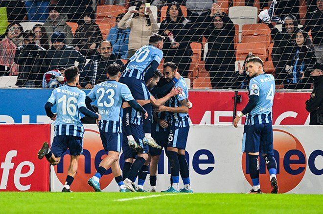 ca7db38ffe294c95b734657fa0ede87a Süper Lig'in şampiyonunu açıkladılar: Derbi sonrası tahminler güncellendi - 4. Foto