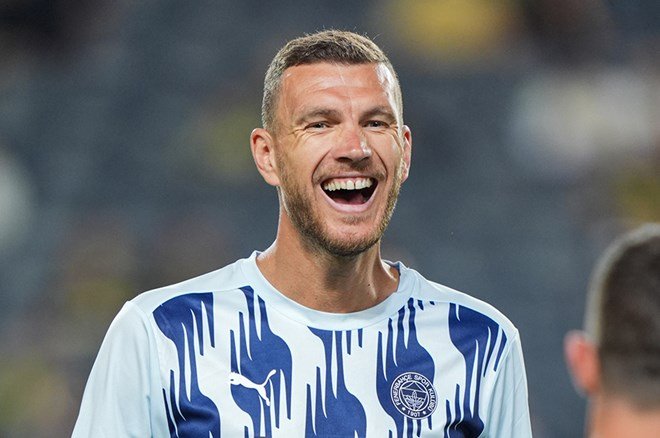 d98fa65608da45b48e134fa6f513a080 Maskeyi takan Dzeko, Mourinho'nun kapısını çaldı: Özel bir isteği var - 5. Foto