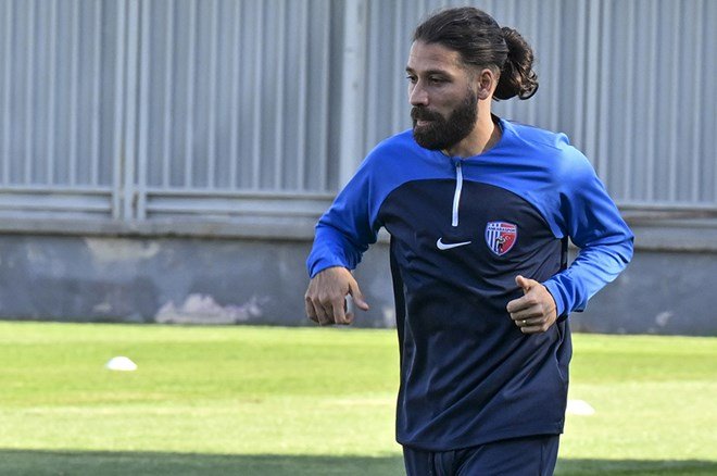 eebe39e4eda140c28020701029b7e35b Olcay Şahan "Bir adım önde" deyip derbinin skorunu verdi: Tam 4 gol - 2. Foto