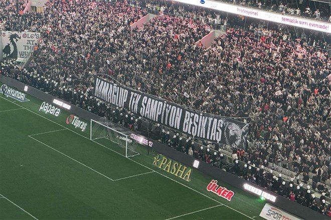 f26b82cb4fb64c4d8a6aea5c08cb0b14 Derbinin bitiş düdüğüyle birlikte Beşiktaş'tan olay hareket: Sahaya yansıtıldı - 2. Foto