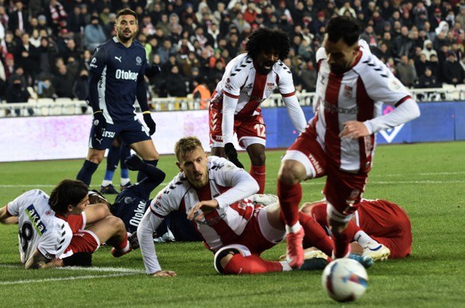 0102e074fe714bdaa3d2b681cfc296f5 Trio'da Sivasspor-Fenerbahçe maçına damga vuran pozisyon tartışılmadı bile: "Açık, bariz, net..." - 7. Foto