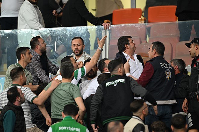 Konya'da tribünlerde gerginlik  - 5. Foto