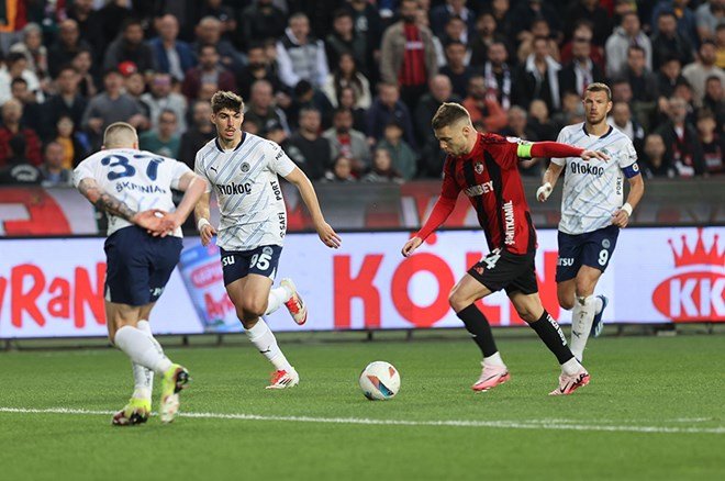 "Mourinho bunu sezon boyunca anlayamadı" | Spor yazarları Fenerbahçe için ne dedi?  - 2. Foto