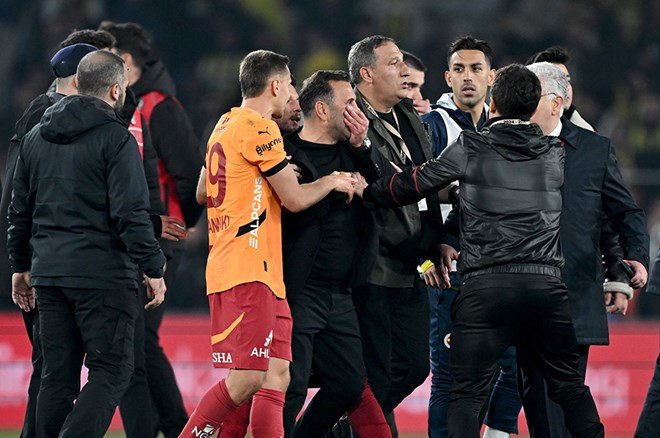 072f6a8d63174ee2b2a0e1d1fdf2ee04-3 Tüm dünya Mourinho'nun Okan Buruk'a yaptığı hareketi konuşuyor: "Aklını kaçırdı"  - 3. Foto