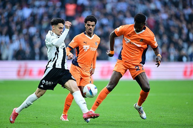 1327fbc060844e0aabadfdc0c5e7a5c0 "Bu takıma ameliyat şart" diyen Solskjaer neşteri vuruyor: Beşiktaş'a 8 maddelik kurtuluş reçetesi - 4. Foto