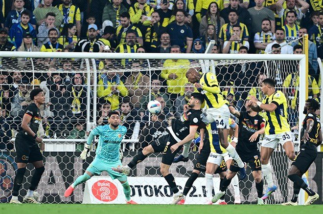 1749916321d94060ac598de3e9a552a2 "Mourinho, Fenerbahçe’yi bitirdi" | Spor yazarları Fenerbahçe için ne dedi? - 2. Foto