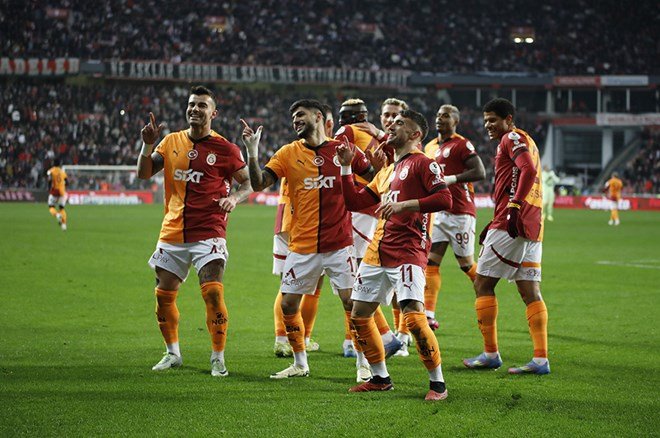 19b81eb64cee4526a6bcb4745ab151d2-1 "En zor 90 dakika en kolayı oldu" | Spor yazarları Galatasaray için ne dedi?  - 4. Foto