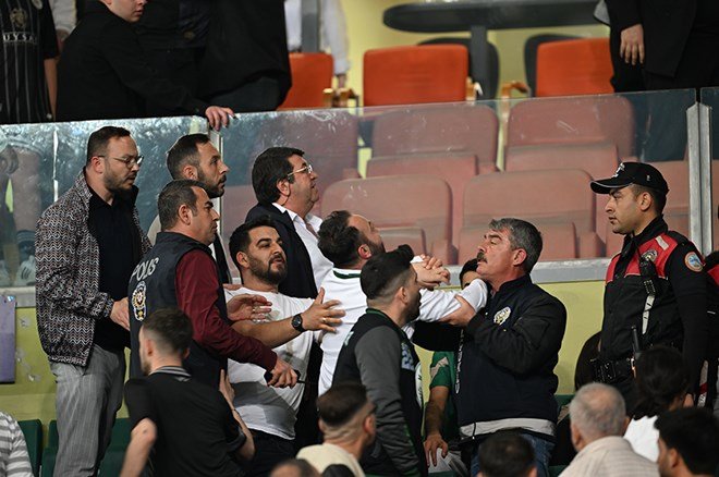 Konya'da tribünlerde gerginlik  - 4. Foto