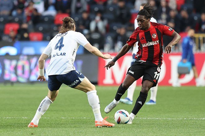 2ccc5d0e17cb429483f9dfa4935e6a4f-2 3 penaltı, 2 gol, 1 kırmızı kart: Trio, Fenerbahçe maçındaki tartışmaları noktaladı - 4. Foto