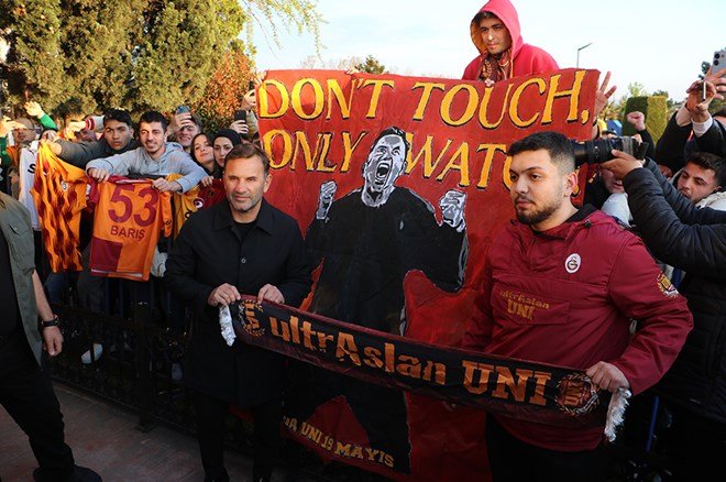 2d00220b876144d7977d8ac04bb3456a-1 Mourinho'ya pankartlı gönderme: Okan Buruk'la birlikte poz verdiler - 3. Foto