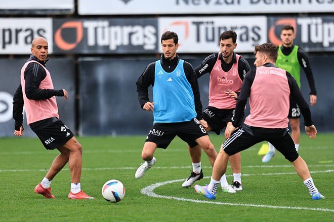 2fa101e70f6d4c799c04a940f4c0deb8 Beşiktaş, kaptanına kavuştu: Necip Uysal'a çiçekli ve alkışlı karşılama - 2. Foto