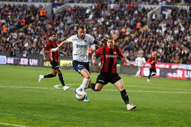 302b1f2ac5ab4240a0dc74d1eef24962-2 3 penaltı, 2 gol, 1 kırmızı kart: Trio, Fenerbahçe maçındaki tartışmaları noktaladı - 3. Foto