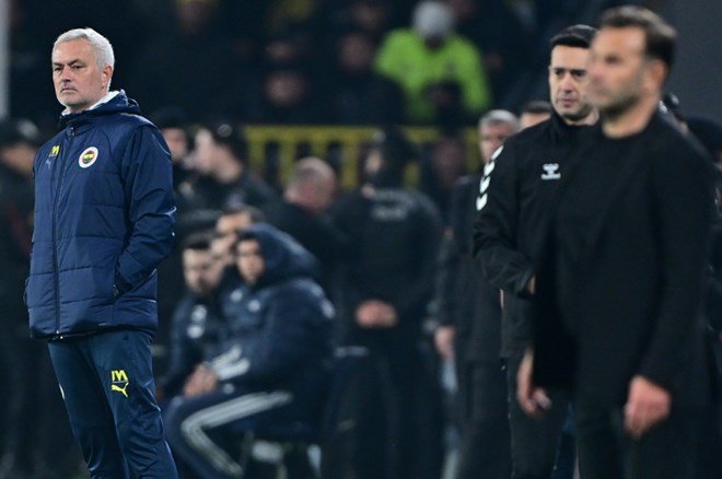 34c7e2d796e147c29fa3094f79c9bec2-1 Tüm dünya Mourinho'nun Okan Buruk'a yaptığı hareketi konuşuyor: "Aklını kaçırdı"  - 11. Foto