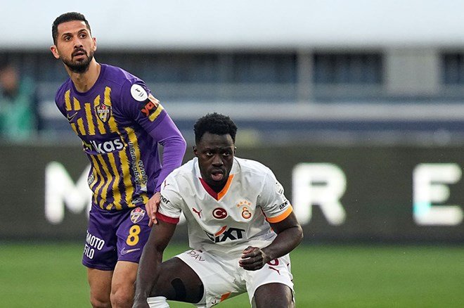 3544062b6d3849a4b5dab573b2bfcc74 Trio, Eyüpspor - Galatasaray maçındaki pozisyonları yorumladı - 7. Foto