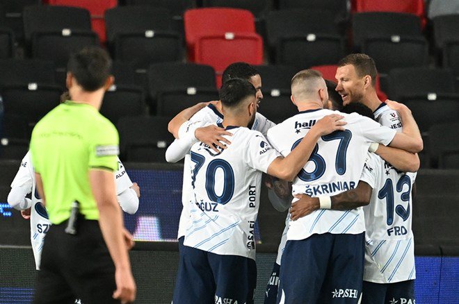 3661c58db19c45bbbecabd127b6de3cc-1 Rıdvan Dilmen'den şampiyonluk iddiası: "60-40'a dönebilir ama şartı var" - 2. Foto