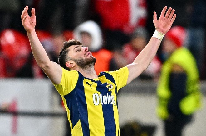 3be38922439b49b5bfd98533972acc6f "Kulaktan dolma haber değil" diyen Şansal Büyüka, Benfica'nın istediği Fenerbahçeli futbolcuyu duyurdu  - 2. Foto