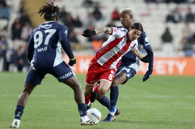 3d88e87b37fb43319ae1a0ad3ec140b8 Trio'da Sivasspor-Fenerbahçe maçına damga vuran pozisyon tartışılmadı bile: "Açık, bariz, net..." - 6. Foto