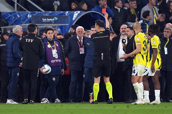 42398c2a586745d8a39893e030fc3df0 Eski hakemler derbinin tartışmalı pozisyonlarını yorumladı: "Penaltı verilse daha doğru olurdu" - 3. Foto