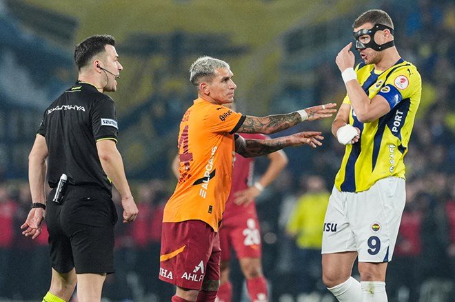 4a22997ec1c34c68a02c439e02365102 "Okan Buruk, Mourinho'yu yine imha etti" | Spor yazarları Fenerbahçe-Galatasaray derbisi için ne dedi?  - 4. Foto