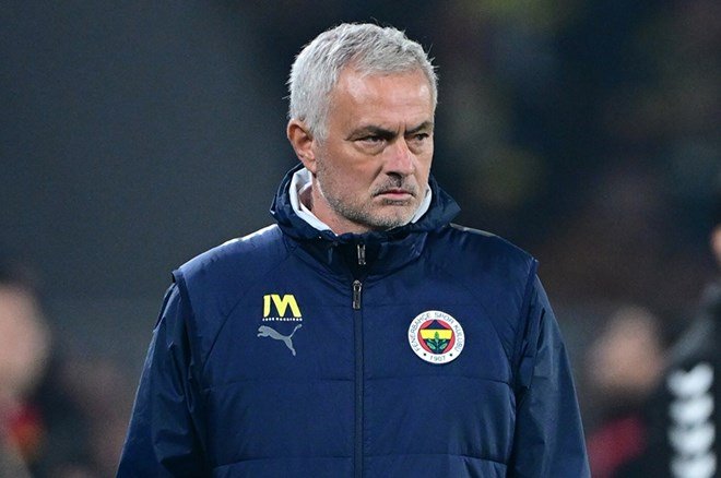 4a2afaa246844216b593d7e6d2b6dac5-1 Tüm dünya Mourinho'nun Okan Buruk'a yaptığı hareketi konuşuyor: "Aklını kaçırdı"  - 9. Foto