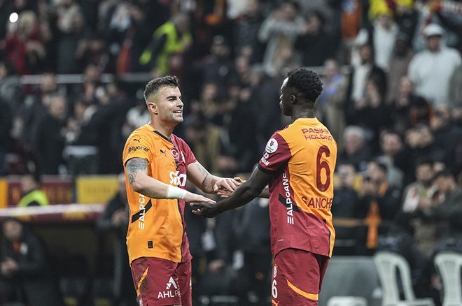 4a6d5b240b3346f5893097ac7e3a7aa9 Galatasaray 40 yıl sonra bir ilki başardı  - 6. Foto
