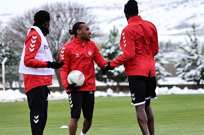 4bffb564541843d78a97c0d7752ab30a-1 Rıza Çalımbay gözünü Fenerbahçe ve Galatasaray'a dikti - 2. Foto