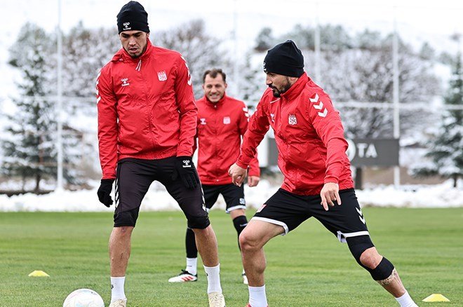 4c7db70a29554349b450c25c7d324666 Sivasspor, Fenerbahçe'ye karlı zeminde hazırlanıyor - 2. Foto