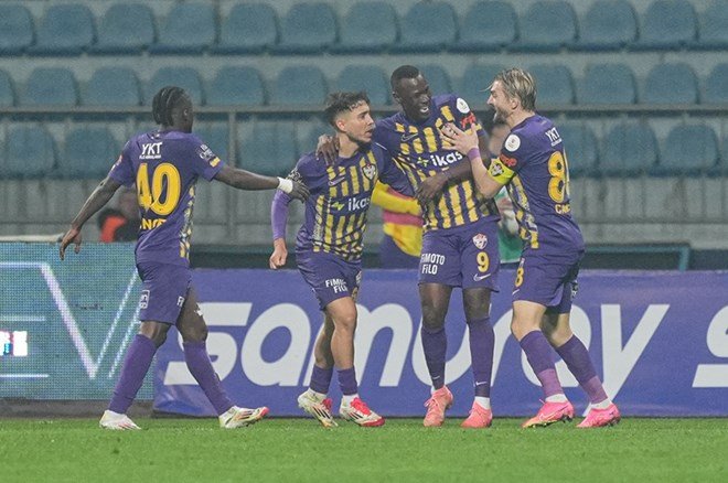 Fenerbahçe farkı 3'e indirdi, Süper Lig'de şampiyonluk oranları güncellendi  - 4. Foto