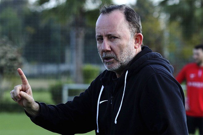 4f6ad5eef7bd43cf9ec8ebdd79431547-4 Sergen Yalçın'dan Fenerbahçe'nin 2 yıldızına olay sözler: "Futbolu bırak, bu ikisiyle hiç olmaz" - 5. Foto