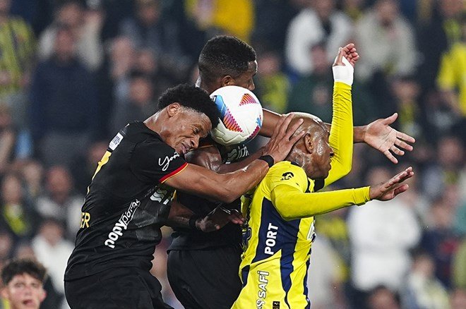 5600cc6d4e354c66b1c091d3ec9b11a2-1 Trio ekibinden Fenerbahçe maçı için olay yorum: "Bu bir VAR skandalıdır" - 3. Foto