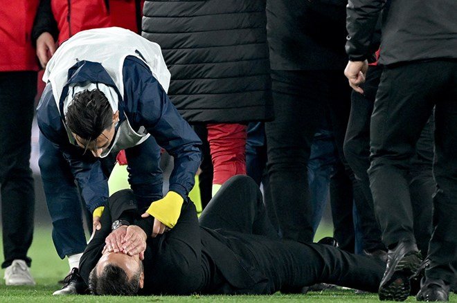 6b409f0b06fc4e7fa0b588fac11813c7-6 Dünya merak ediyordu, konuşma ortaya çıktı: Mourinho, Okan Buruk'un burnunu niye sıktı?  - 5. Foto