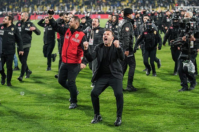 73643f16a2e0423184f4b9848a5a7fc6 Jose Mourinho'nun hareketi dünya gündeminde  - 5. Foto