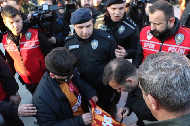 740924d3cfd84451bce434aeed08b0b0 Mourinho'ya pankartlı gönderme: Okan Buruk'la birlikte poz verdiler - 2. Foto